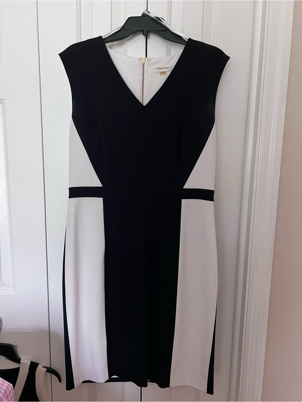 Calvin Klein Black and White Colorblock V-Neck Sheath Dress
